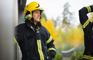 Pelastaja virka-asussaan raikkaassa syyssäässä.