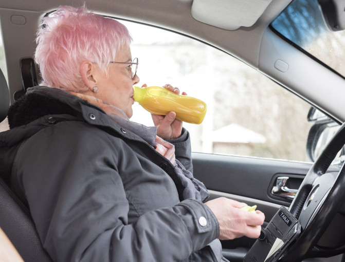 Välipala ja lounaskin napataan välillä autossa asiakastyön ohessa. Tuija Ahonen kokee työnsä varahenkilönä merkitykselliseksi. Välipala ja lounaskin napataan välillä autossa asiakastyön ohessa. Tuija Ahonen kokee työnsä varahenkilönä merkitykselliseksi.