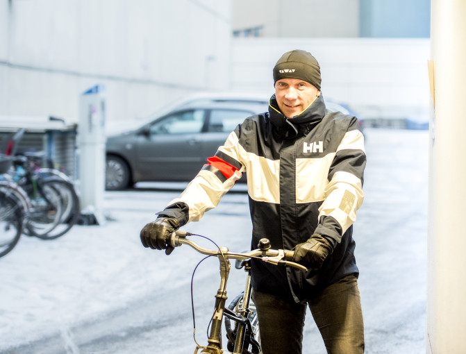 Olli Niskanen pyöräilee Olli Niskanen pyöräilee