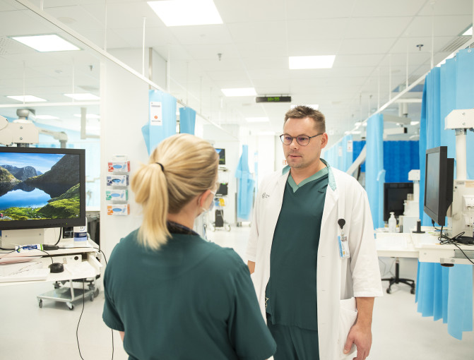Akuuttilääkäri ja hoitaja Akuuttilääkäri ja hoitaja