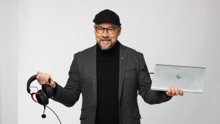 HR-valmistelija Simo Oksanen HR-valmistelija Simo Oksanen läppärin ja kuulokkeiden kanssa