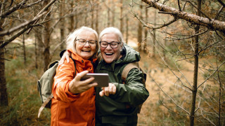 Ikääntyneet ihmiset nauttivat elämästä. Ikääntyneet ihmiset nauttivat elämästä.