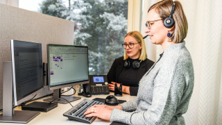 Salla Haataja ja Jenni Kilpiö, kuvaaja Johanna Sell Suuhygienistit soittamassa hoidontarpeen arviointipuhelua, kuva: Johanna Sell