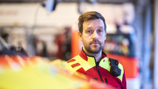 Ensihoitaja työasussa Ensihoitaja työasussa