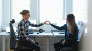 Ammattilaisten kädet muodostavat sydämen. Ammattilaisten kädet muodostavat sydämen.