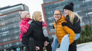 Lapset ja aikuiset leikkivät puistossa. Lapset ja aikuiset leikkivät puistossa.
