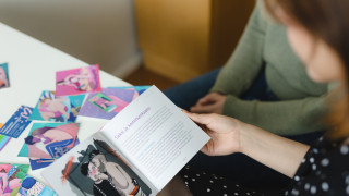Kaksi henkilöä katsovat seksuaalisuudesta kertovaa vihkoa. Kaksi henkilöä katsovat seksuaalisuudesta kertovaa vihkoa.