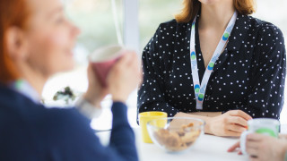 Ammattilaiset ovat kokoontuneet yhteisen pöydän ääreen. Ammattilaiset ovat kokoontuneet yhteisen pöydän ääreen.