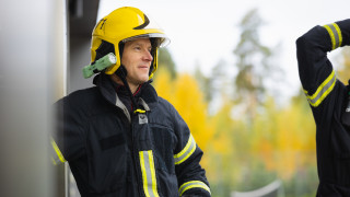 Pelastaja virka-asussaan raikkaassa syyssäässä. Pelastaja virka-asussaan raikkaassa syyssäässä.