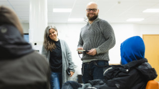 Sosiaaliaseman ammattilaiset hymyilevät asiakkaille. Sosiaaliaseman ammattilaiset hymyilevät asiakkaille.