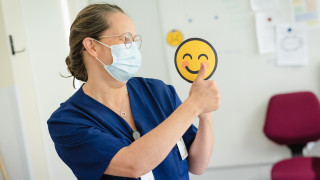 Ammattilainen näyttää peukkuja ja hymyilevaa kuva-emojia. Ammattilainen näyttää peukkuja ja hymyilevaa kuva-emojia.