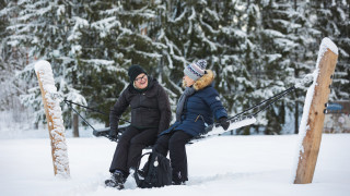 Kaksi henkilöä riippumatossa talvisissa maisemissa. Kaksi henkilöä riippumatossa talvisissa maisemissa.