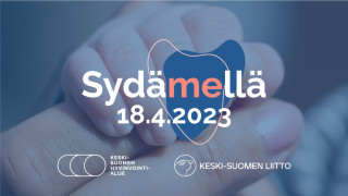 Sydämellä-tapahtuman tunnuskuvassa on lapsen ja aikuisen kädet kietoutuneet yhteen. Sydämellä-tapahtuman tunnuskuvassa on lapsen ja aikuisen kädet kietoutuneet yhteen.