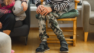 Henkilö istuu sohvalla. Henkilö istuu sohvalla.